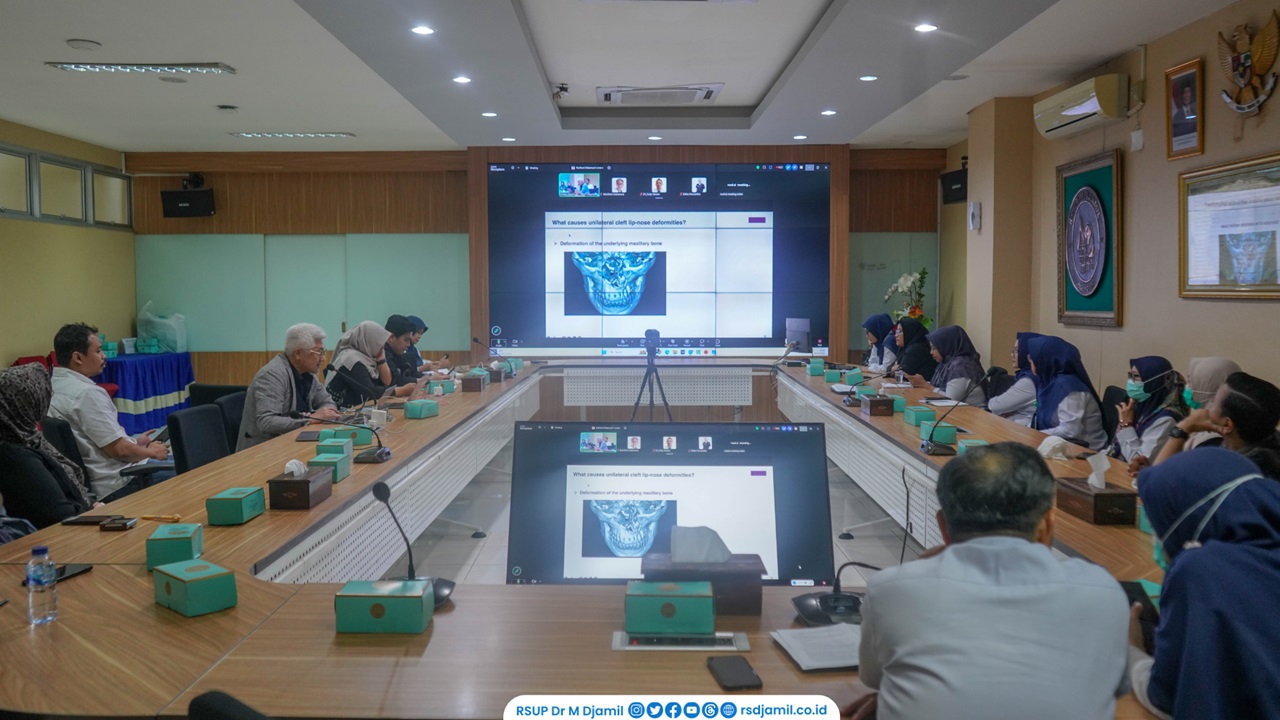 RS M Djamil dan FKG UI Kolaborasi dalam Sharing Session dan Proctorship Tindakan Bedah Mulut