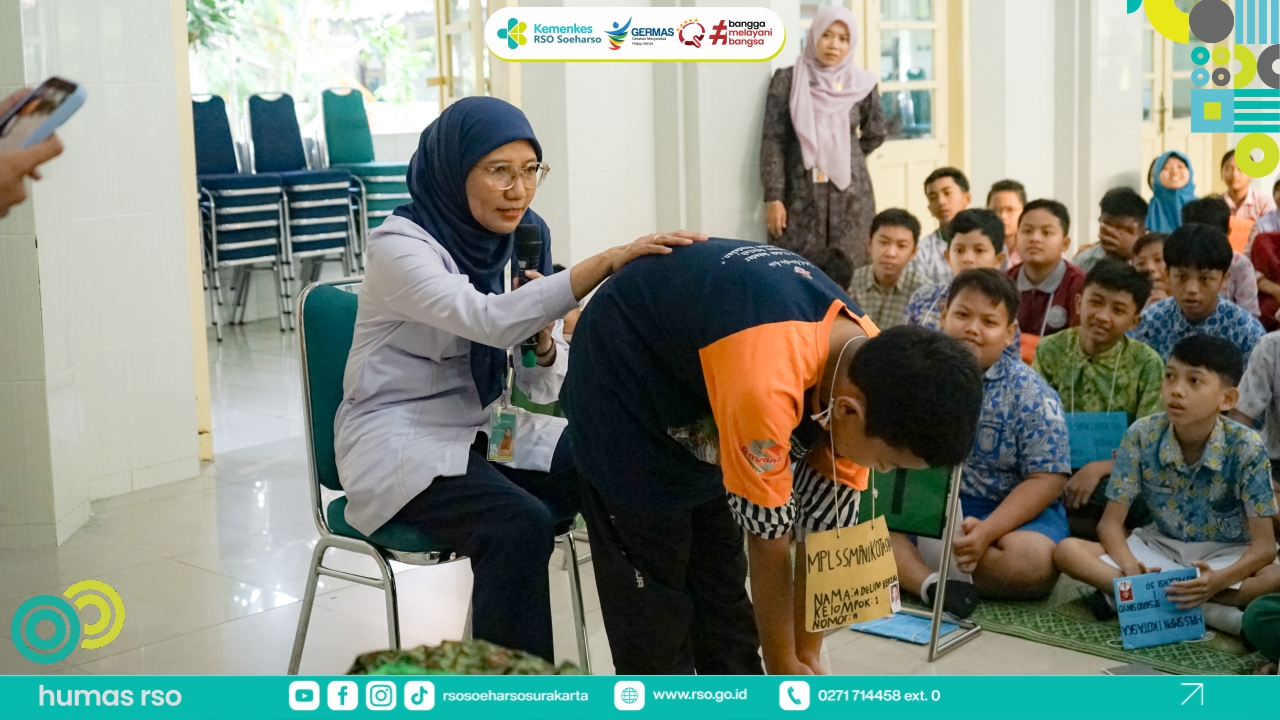 Penyuluhan Deteksi DIni Skoliosis di SMP